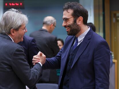 El comisario de Economía, Paolo Gentiloni, y el ministro de Economía español, Carlos Cuerpo, se saludan en una reunión del pasado enero.