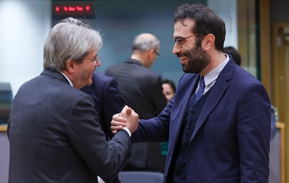 El comisario de Economía, Paolo Gentiloni, y el ministro de Economía español, Carlos Cuerpo, se saludan en una reunión del pasado enero.