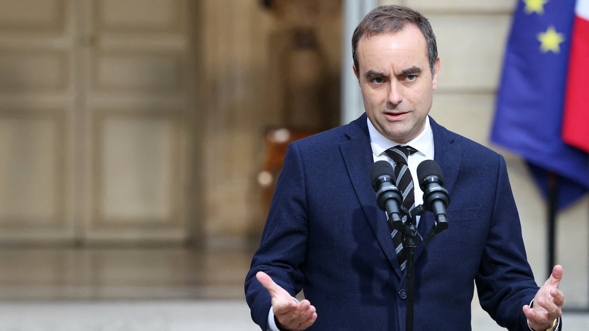 Dimite el primer ministro de Francia, Sébastien Lecornu, un día después de anunciar el Gobierno