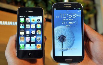 El iPhone 4s (izquierda) de Apple y el Samsung's Galaxy S3.