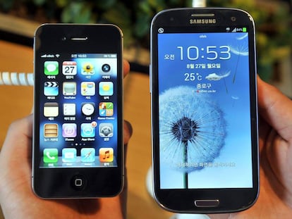 El iPhone 4s (izquierda) de Apple y el Samsung's Galaxy S3.