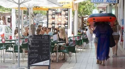 Una terraza con ofertas para los asistentes al Festival Internacional de Benic&agrave;ssim.