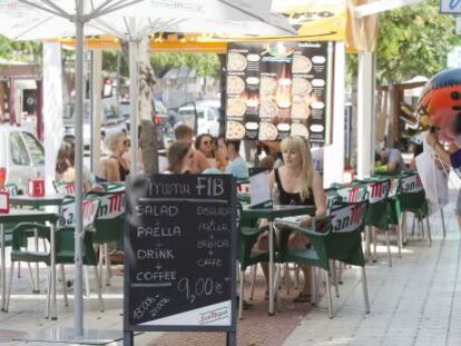 Una terraza con ofertas para los asistentes al Festival Internacional de Benic&agrave;ssim.