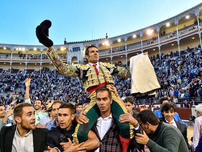 Emilio de Justo, a hombros tras cortar las dos orejas al quinto toro de la tarde.