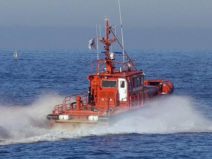 Uno de los barcos de la flota de rescate de Salvamento Marítimo.