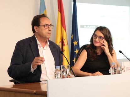 El consejero de Hacienda, Vicent Soler, y la vicepresidenta del Consell, Mònica Oltra, tras el pleno del Ejecutivo.