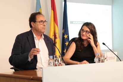 El consejero de Hacienda, Vicent Soler, y la vicepresidenta del Consell, Mònica Oltra, tras el pleno del Ejecutivo.