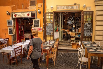 Terrazas en una de las calles del barrio romano de Trastevere.