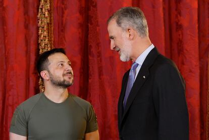 El rey Felipe VI, conversando con el presidente de Ucrania, Volodímir Zelenski