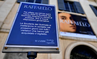 Un cartel anuncia el cierre de las Escuderias del Quirinal, que acogen la exposición sobre Raffaello.