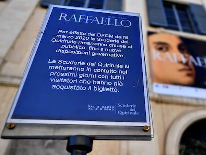 Un cartel anuncia el cierre de las Escuderias del Quirinal, que acogen la exposición sobre Raffaello.