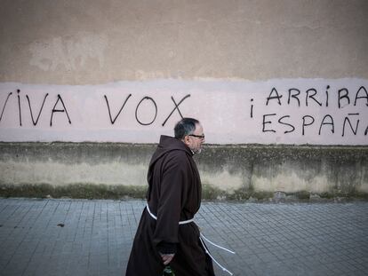Pintadas del partido ultraderechista Vox en los muros de la Iglesia de los Capuchinos de Sarria, de Barcelona.