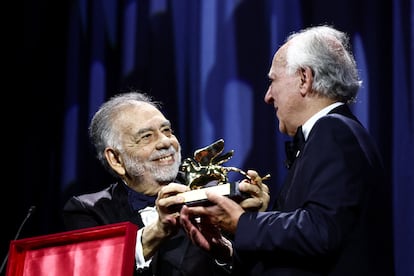 Francis Ford Coppola (izquierda) entrega el León de Oro a Werner Herzog, en la ceremonia de inauguración.