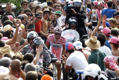 Alberto Contador, envuelto por los aficionados que abarrotaban las cunetas, en la cronoescalada entre Belluno y Nevegal.