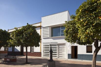 Biblioteca Municipal de Cañada del Rosal (Sevilla), obra de Mediomundo Arquitectos.