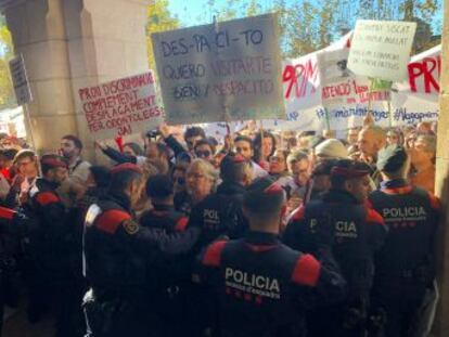 Tensión entre manifestantes y Mossos d Esquadra a las puertas de la Cámara catalana. El Govern insiste en la necesidad de aprobar sus Presupuestos para atender las peticiones
