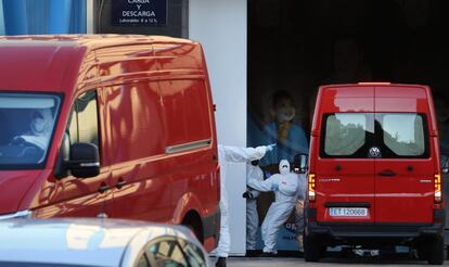 Una furgoneta de la UME, con los cristales tapados, llega a la morgue del Palacio de Hielo de Madrid, el 23 de marzo.