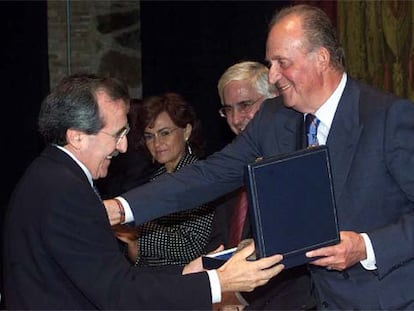 El Rey entrega el Premio de la Real Fundación de Toledo al rector de la Universidad de Alcalá de Henares, Virgilio Zapatero.