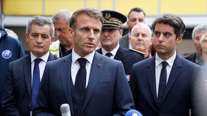 El presidente francés, Emmanuel Macron, flanqueado por el entonces ministro de Educación y Juventud, Gabriel Attal (a su izquierda), y el ministro del Interior, Gerald Darmanin, en Arras (Francia) el 13 de octubre de 2023.