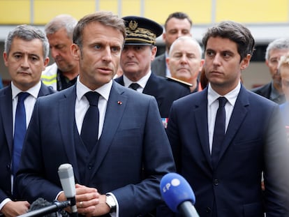 El presidente francés, Emmanuel Macron, flanqueado por el entonces ministro de Educación y Juventud, Gabriel Attal (a su izquierda), y el ministro del Interior, Gerald Darmanin, en Arras (Francia) el 13 de octubre de 2023.