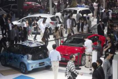 Una vista general de visitantes a la feria Auto China en Pekín. EFE/Archivo