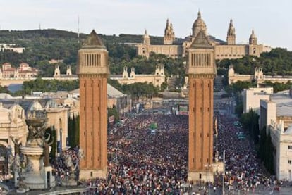 Decenas de miles de aficionados ven la final del Mundial en la Avenida de María Cristina de Barcelona.