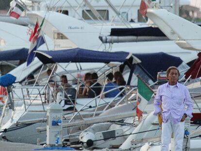 El modisto Valentino en Porto Cervo, en Cerdeña (Italia).