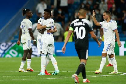 Benzema celebra con Vinicius su gol de penalti al Sheriff mientras Hazard se acerca a ellos.