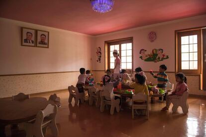 Los niños se sientan durante las clases en el centro de día para los hijos de los trabajadores.