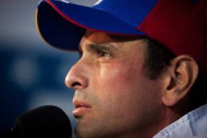 Fotografa tomada el pasado 2 de mayo en la que se registr al lder de la oposicin venezolana, Henrique Capriles, quien sostuvo que "la escasez no es del 20 %, hay productos donde la escasez es 50 %, 60 %". EFE/Archivo