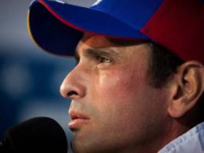 Fotografía tomada el pasado 2 de mayo en la que se registró al líder de la oposición venezolana, Henrique Capriles, quien sostuvo que "la escasez no es del 20 %, hay productos donde la escasez es 50 %, 60 %". EFE/Archivo