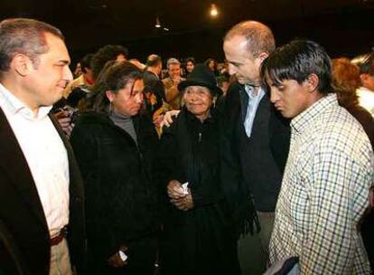 Rafael Simancas y Miguel Sebastián consuelan a los familiares de los dos fallecidos en el atentado.