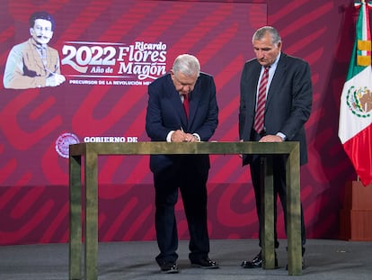 López Obrador con el secretario de Gobernación, Adán Augusto López, durante la firma del decreto.