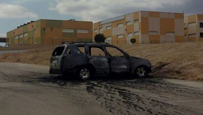Otro de los coches quemados en el municipio.