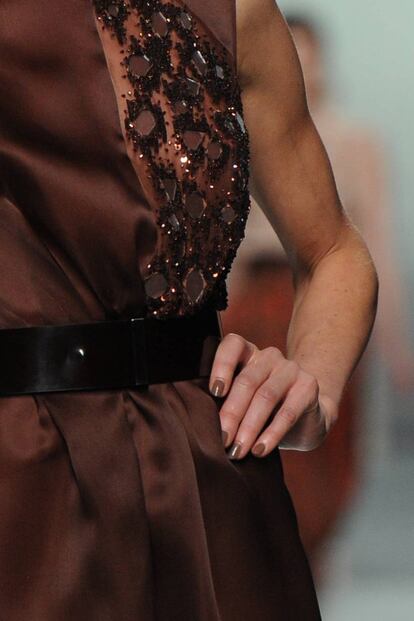 Uñas marrón chocolate en el desfile de otoño de prêt à porter de Dior.