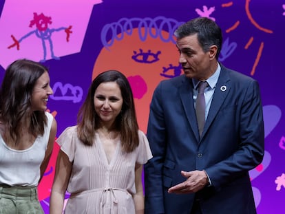 Irene Montero, Ione Belarra y Pedro Sánchez, durante un acto del Gobierno celebrado en Madrid en julio.