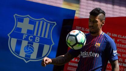 Paulinho, en la seva presentació al Camp Nou.