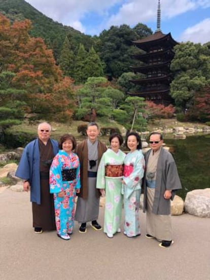 Turistas delante de la pagoda Ruriko-ji.