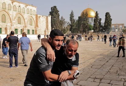 Confrontos entre palestinos e policiais israelenses, nesta segunda-feira, na mesquita de Al Aqsa, em Jerusalém. Em vídeo, as imagens dos confrontos.