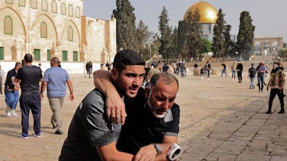 Confrontos entre palestinos e policiais israelenses, nesta segunda-feira, na mesquita de Al Aqsa, em Jerusalém. Em vídeo, as imagens dos confrontos.