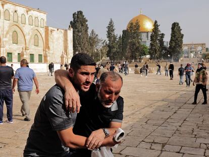 Confrontos entre palestinos e policiais israelenses, nesta segunda-feira, na mesquita de Al Aqsa, em Jerusalém. Em vídeo, as imagens dos confrontos.