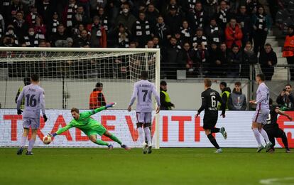 Ferran Torres, en el momento de conseguir el empate ante el Eintracht.