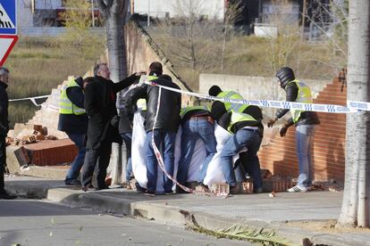 Dues persones han mort aquest migdia en caure'ls al damunt part d'un mur a Terrassa (Barcelona).