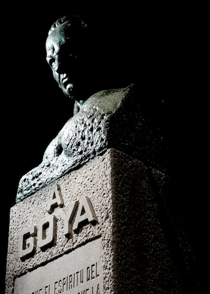 El busto de Goya en Fuendetodos (Zaragoza), su pueblo natal, aguantó en pie los incesantes bombardeos del Frente de Aragón en la Guerra Civil.