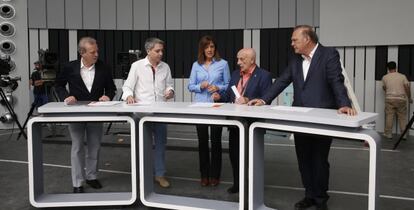 El presidente de la Academia de la Televisi&oacute;n, Manuel Campo Vidal (i), y el realizador Fernando Navarrete (2d), junto a los moderadores del debate a cuatro que se celebrar&aacute; el pr&oacute;ximo lunes en televisi&oacute;n.