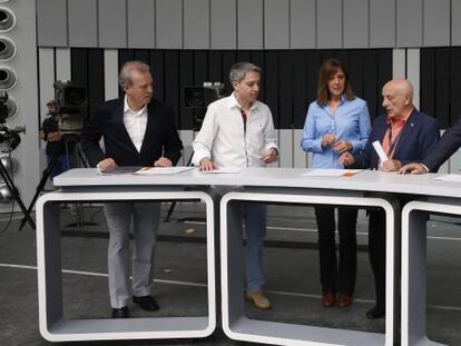 El presidente de la Academia de la Televisi&oacute;n, Manuel Campo Vidal (i), y el realizador Fernando Navarrete (2d), junto a los moderadores del debate a cuatro que se celebrar&aacute; el pr&oacute;ximo lunes en televisi&oacute;n.