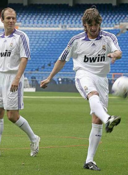 Robben y Heinze, en su presentación en el Bernabéu.