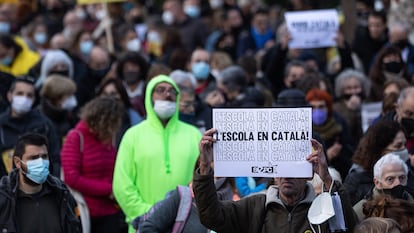 Manifestación en defensa de la escuela en catalán, en Canet de Mar, el viernes.