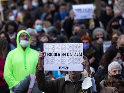 Manifestación en defensa de la escuela en catalán, en Canet de Mar, el viernes.