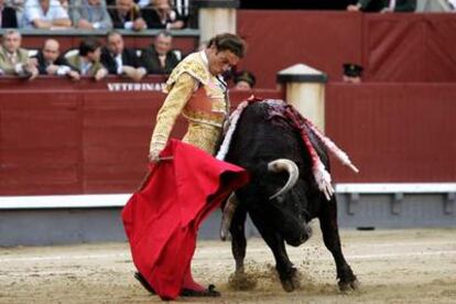 Fernando Cepeda, en su primer toro.